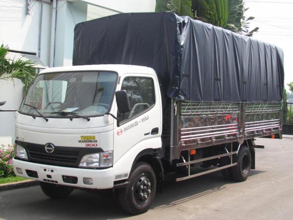 Xe tải thùng 4,5 tấn hino XZU720L-HKFRL3