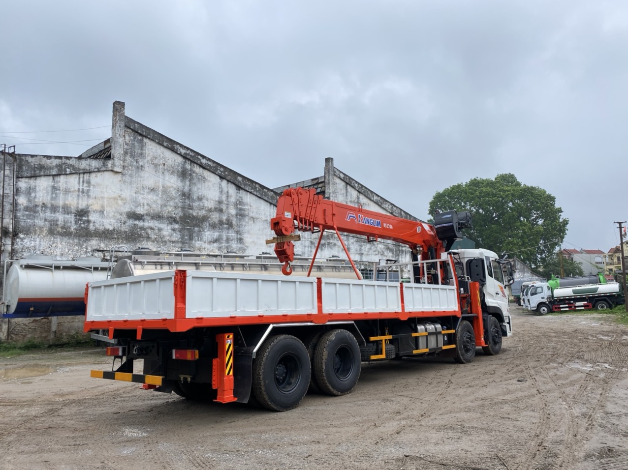 XE TẢI 4 CHÂN DONGFENG GẮN CẨU KANGLIM 15 TẤN