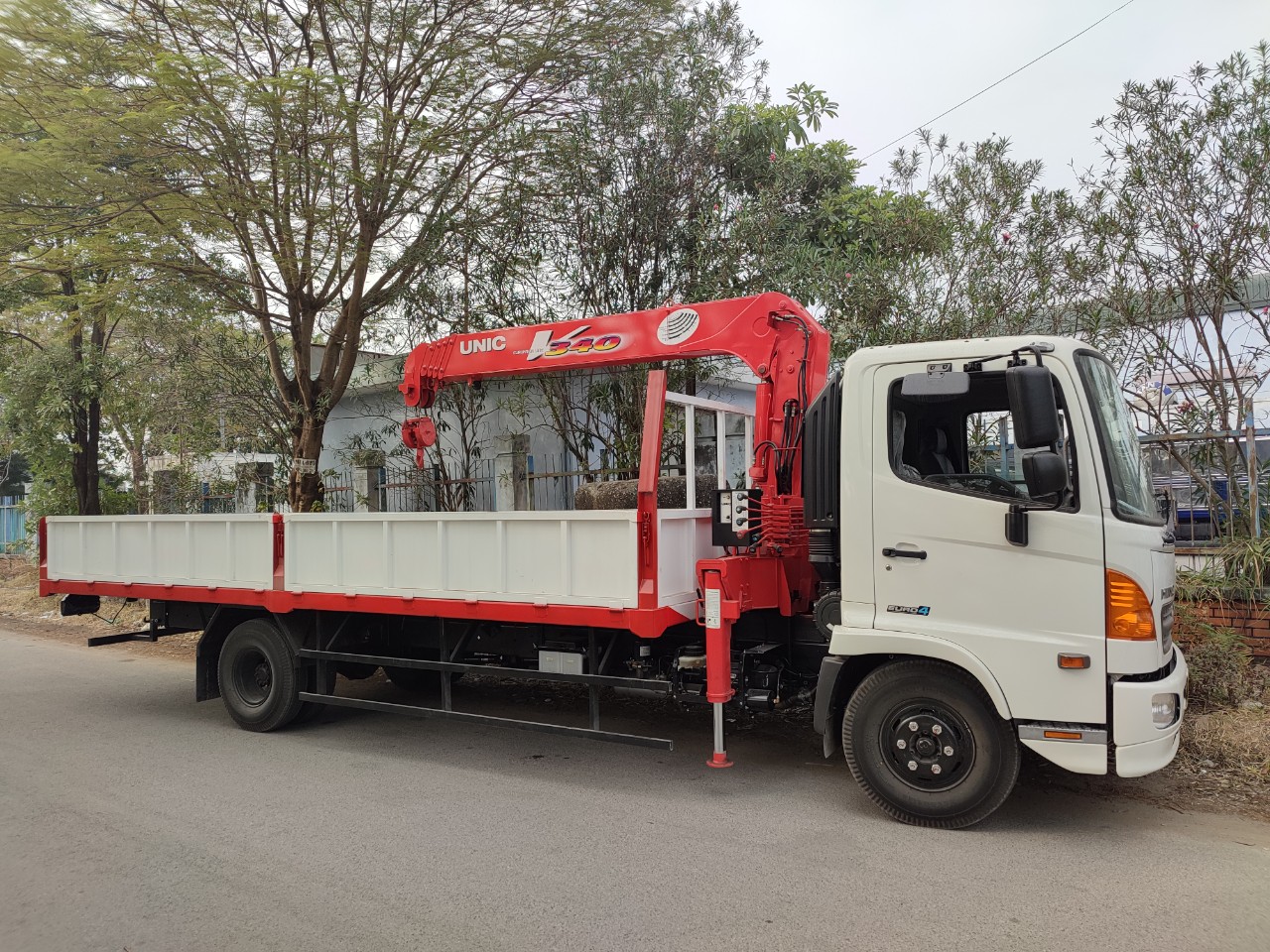 Xe tải Hino FC gắn cẩu Unic 345 3 tấn 5 đốt