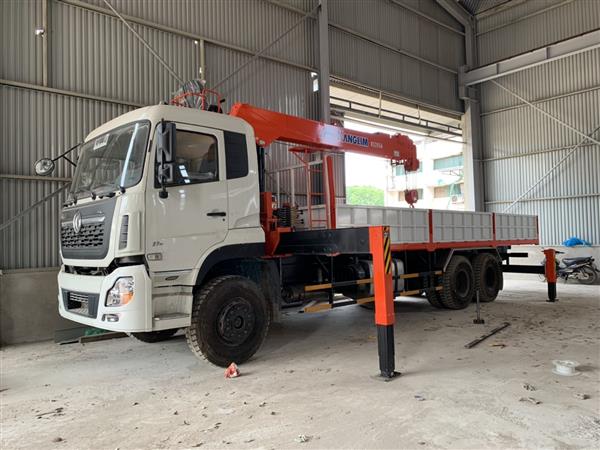 Xe tải 3 chân Dongfeng gắn cẩu Kanglim 8 tấn 6 đốt