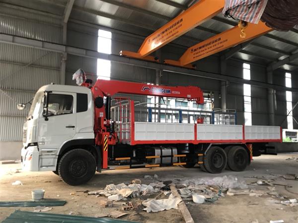 Xe tải 3 chân Dongfeng gắn cẩu Kanglim 8 tấn 6 đốt