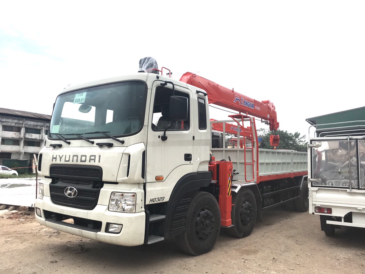 Xe tải Hyundai HD320 gắn cẩu Kanglim 12 tấn