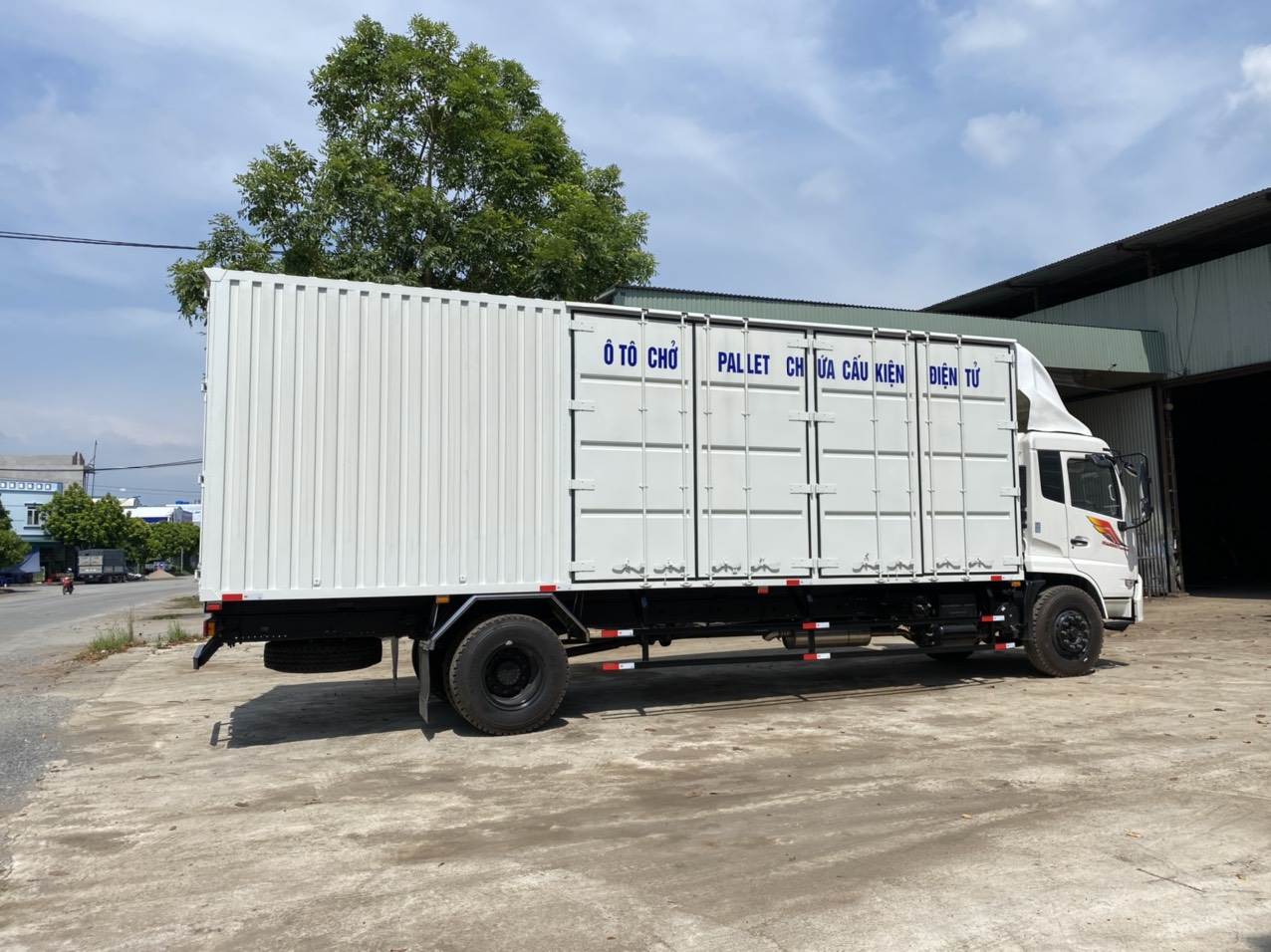 Xe tải thùng kín Pallet 8,2 mét Dongfeng Hoàng Huy