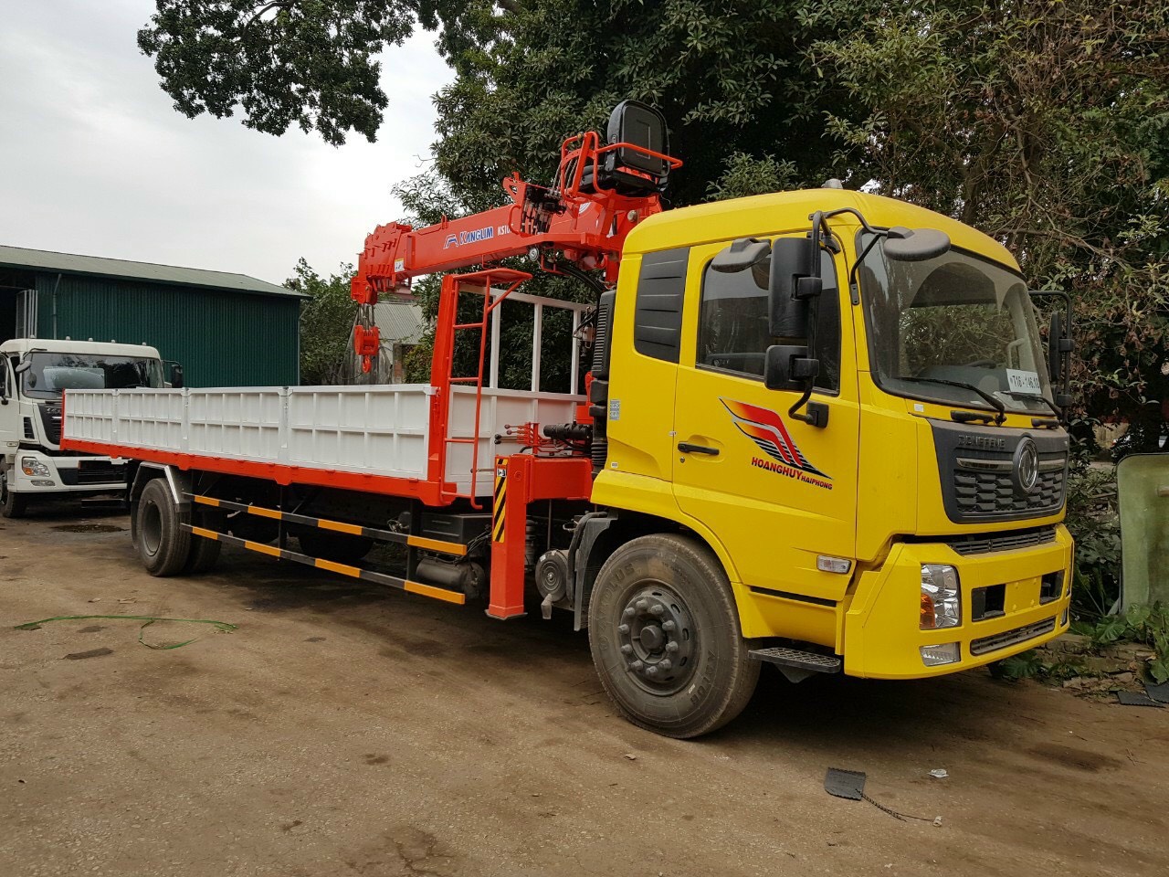 Xe tải 2 chân 8,6 mét Dongfeng gắn cẩu Kanglim 5 tấn