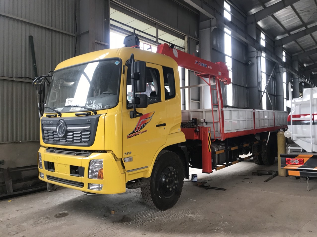 Xe tải 2 chân 8,6 mét Dongfeng gắn cẩu Kanglim 5 tấn