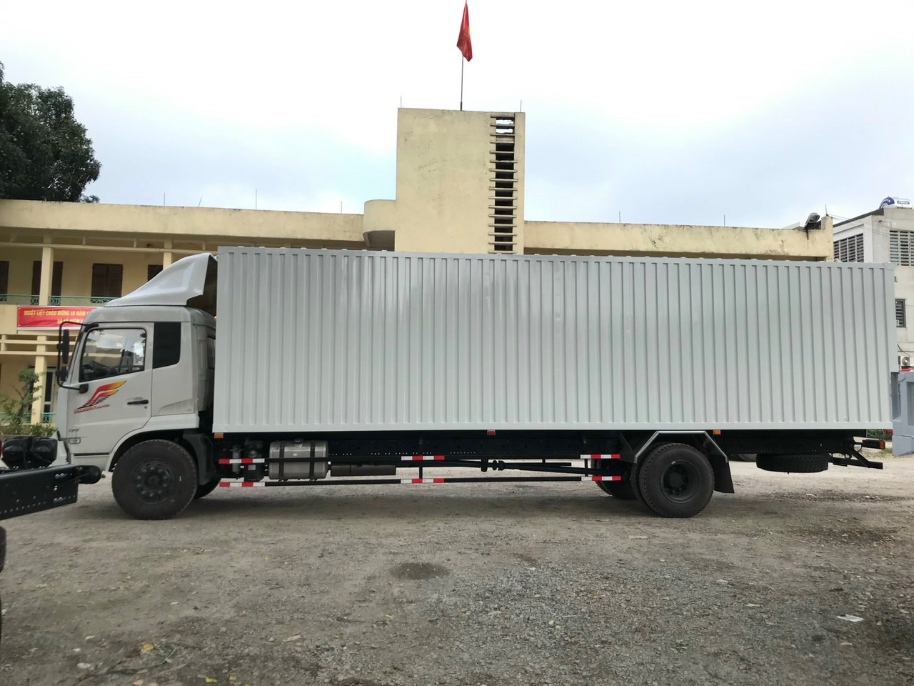 Xe tải thùng kín 9,7 mét Dongfeng Hoàng Huy mở 3 cửa