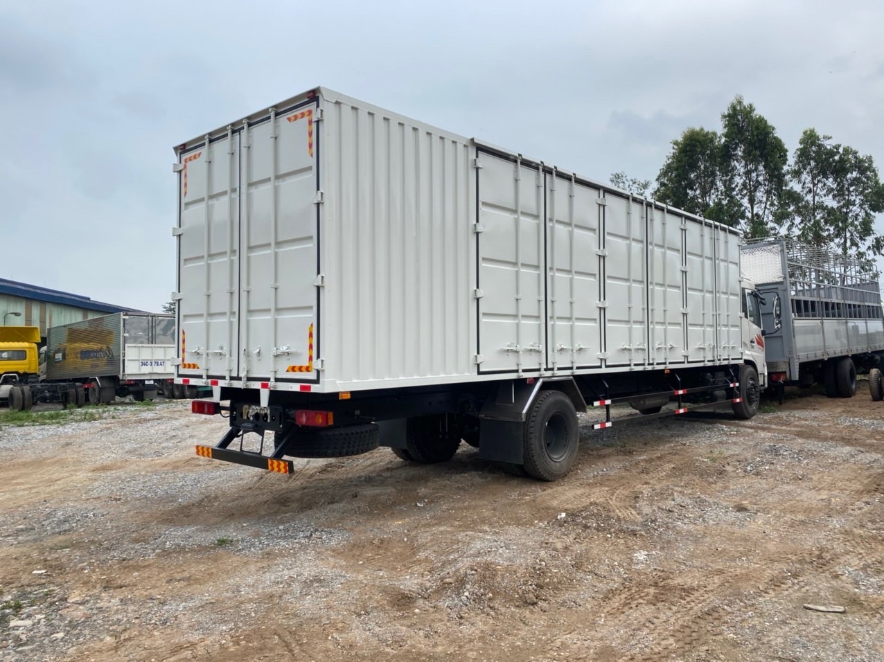 Xe tải thùng kín 9,7 mét Dongfeng Hoàng Huy mở 3 cửa