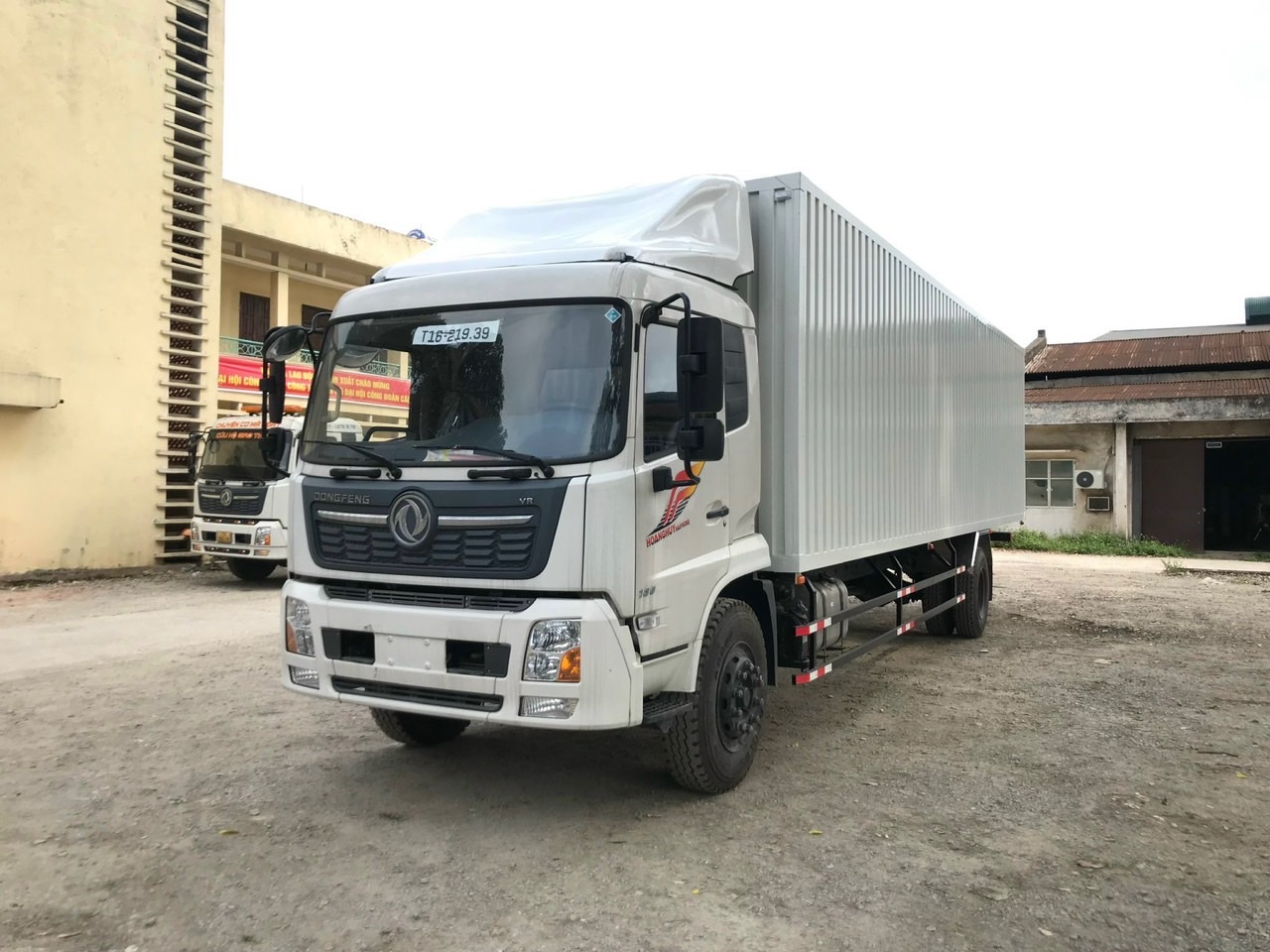 Xe tải thùng kín 9,7 mét Dongfeng Hoàng Huy mở 3 cửa