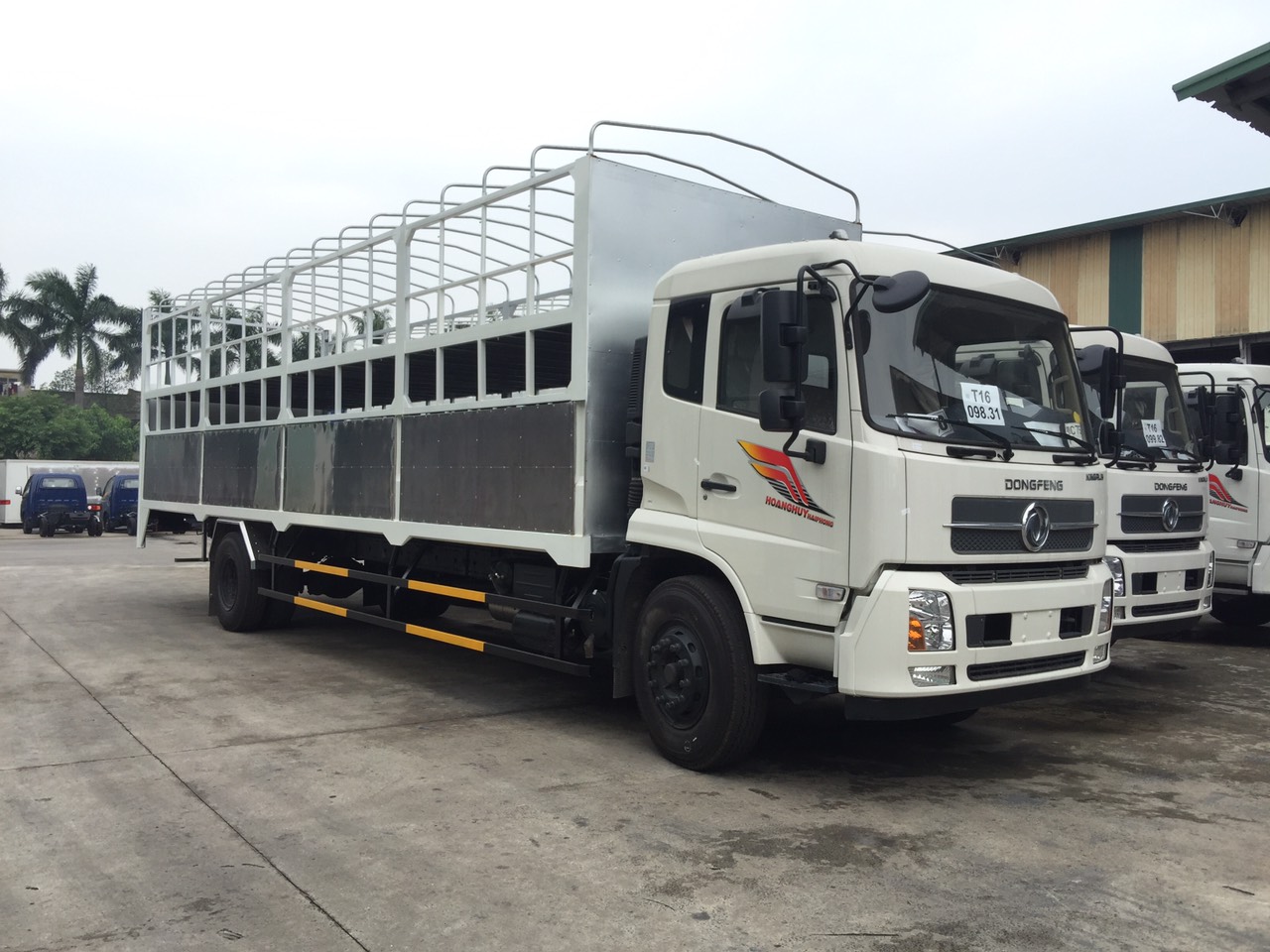 XE CHỞ XE MÁY DONGFENG HOÀNG HUY 2 CHÂN THÙNG DÀI 9,7 MÉT