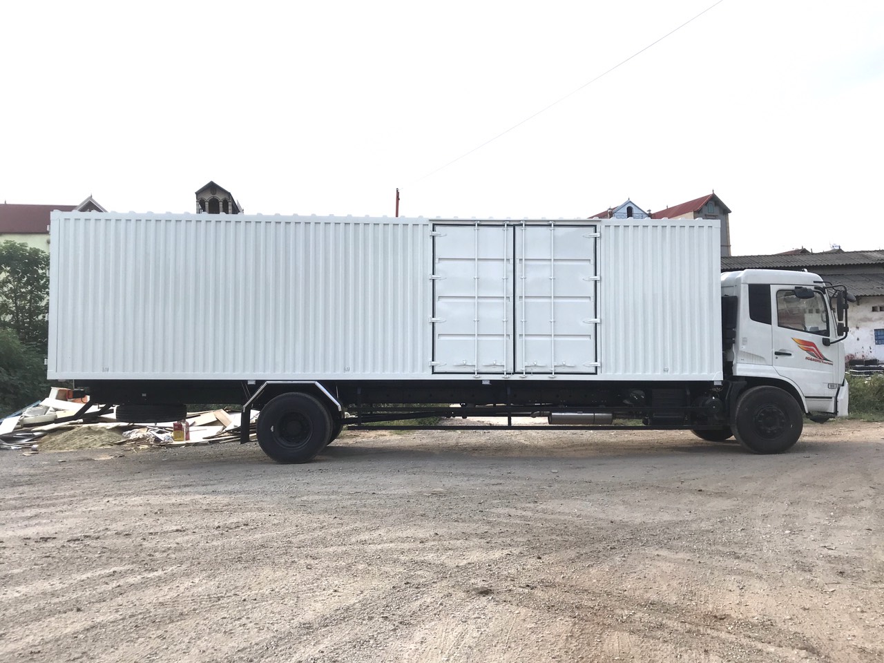Xe tải thùng kín 8 tấn thùng 9,7m Dongfeng Hoàng Huy kiểu công ten nơ