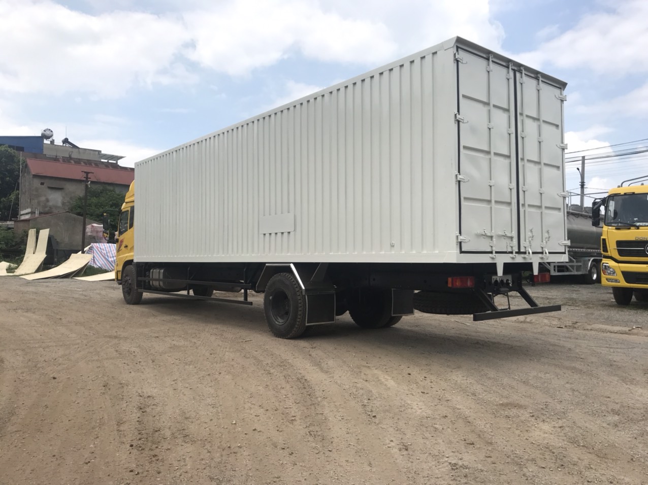 Xe thùng kín kiểu Container 9,7 mét  Dongfeng Hoàng Huy