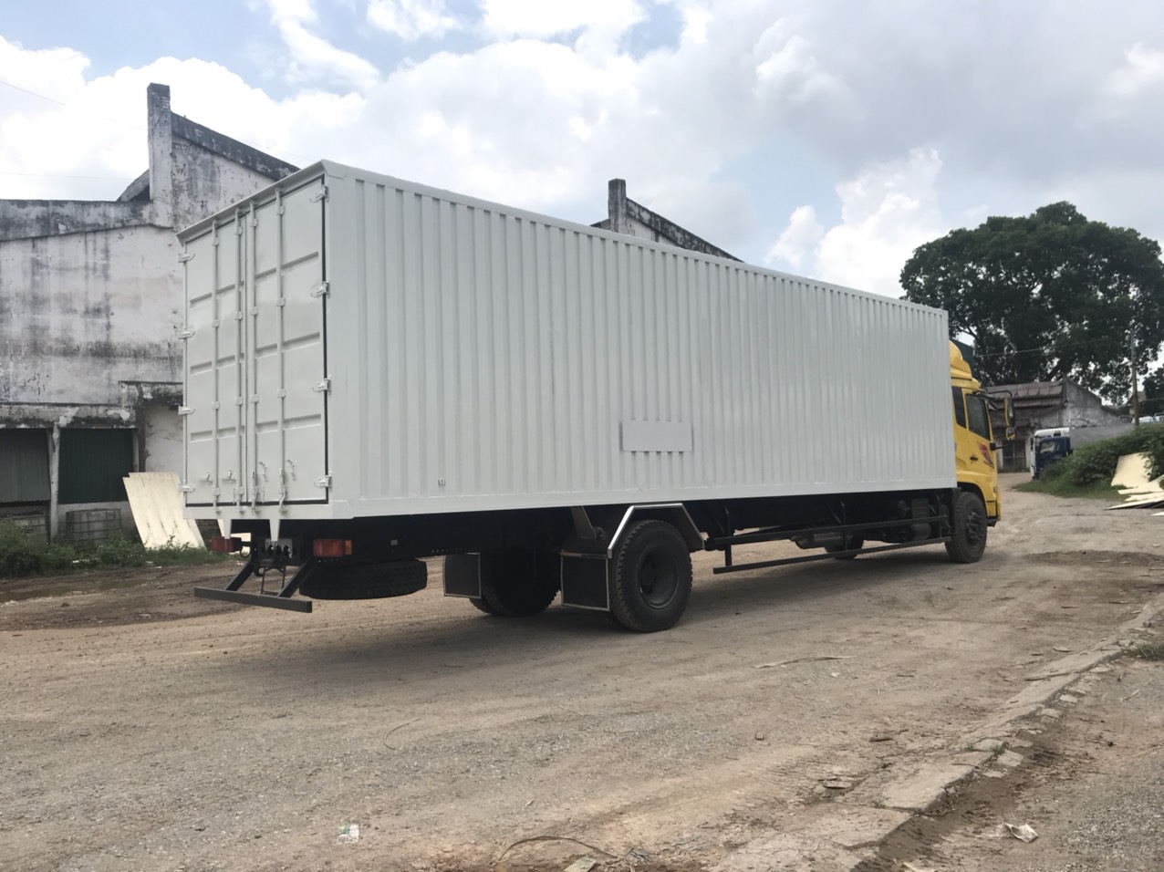 Xe thùng kín kiểu Container 9,7 mét  Dongfeng Hoàng Huy