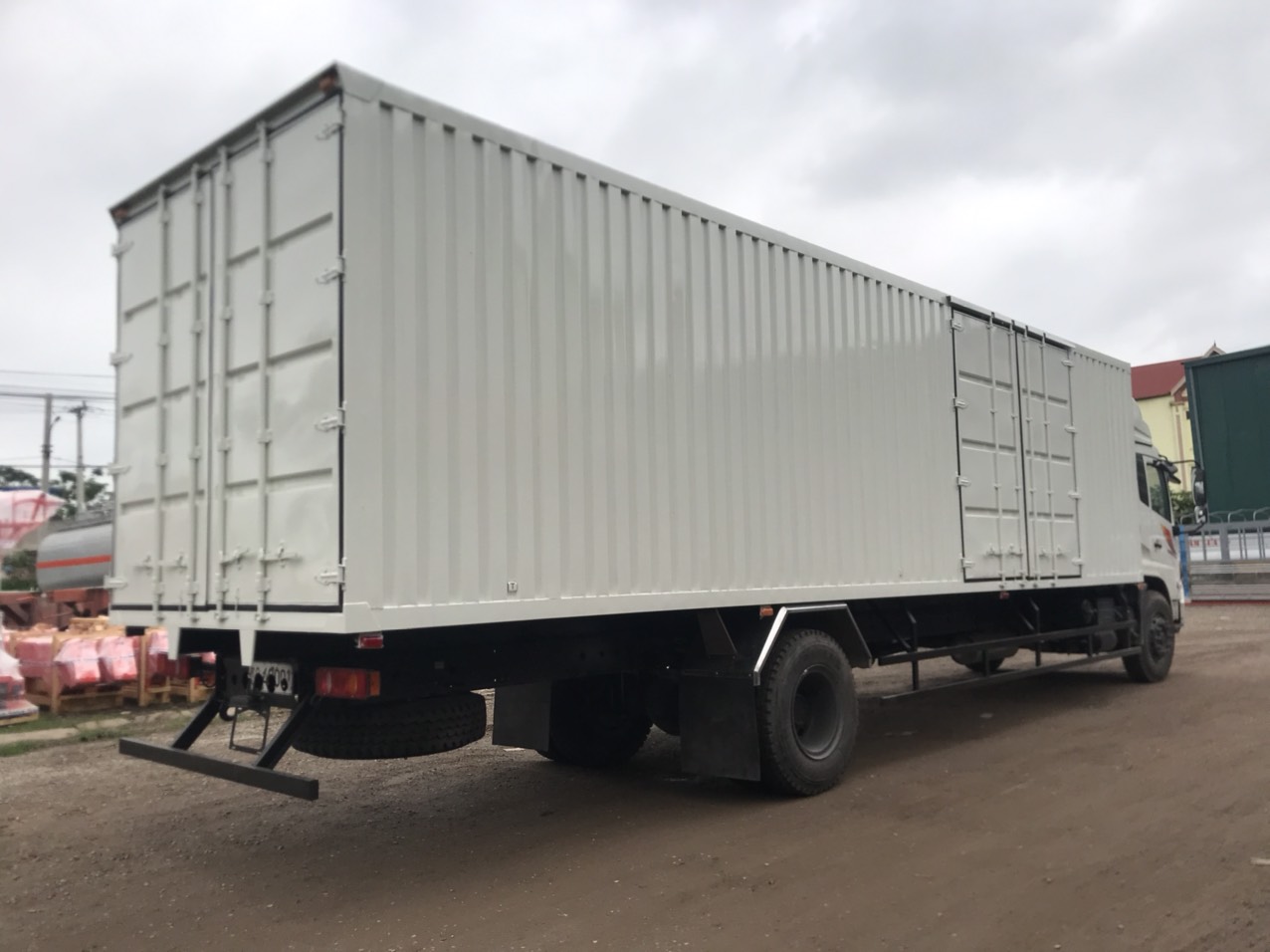 Xe tải thùng kín 8 tấn 9,7 mét Dongfeng Hoàng Huy kiểu ContainerXe tải thùng kín 9,7 mét Dongfeng Hoàng Huy mở 1 cửa