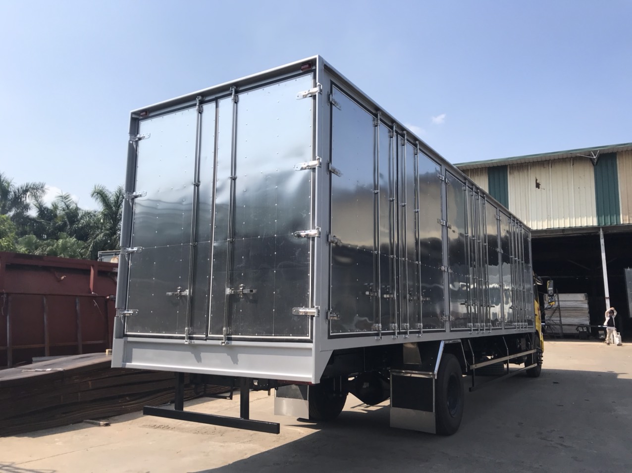 Xe tải thùng kín 7,5 tấn Dongfeng Hoàng Huy thùng 9,7 mét