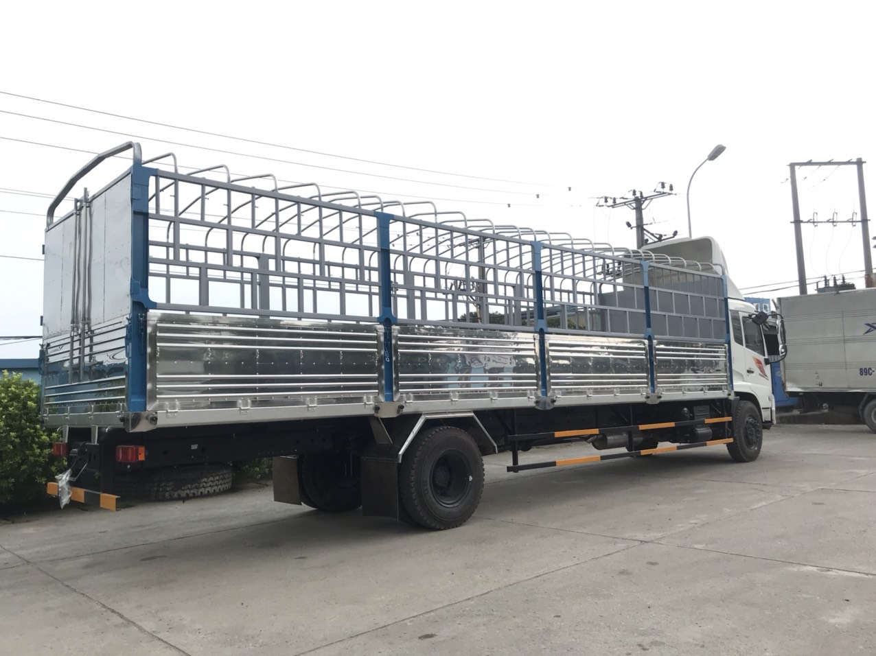 Xe tải thùng 8,3 tấn thùng dài 9,5 mét Dongfeng Hoàng Huy