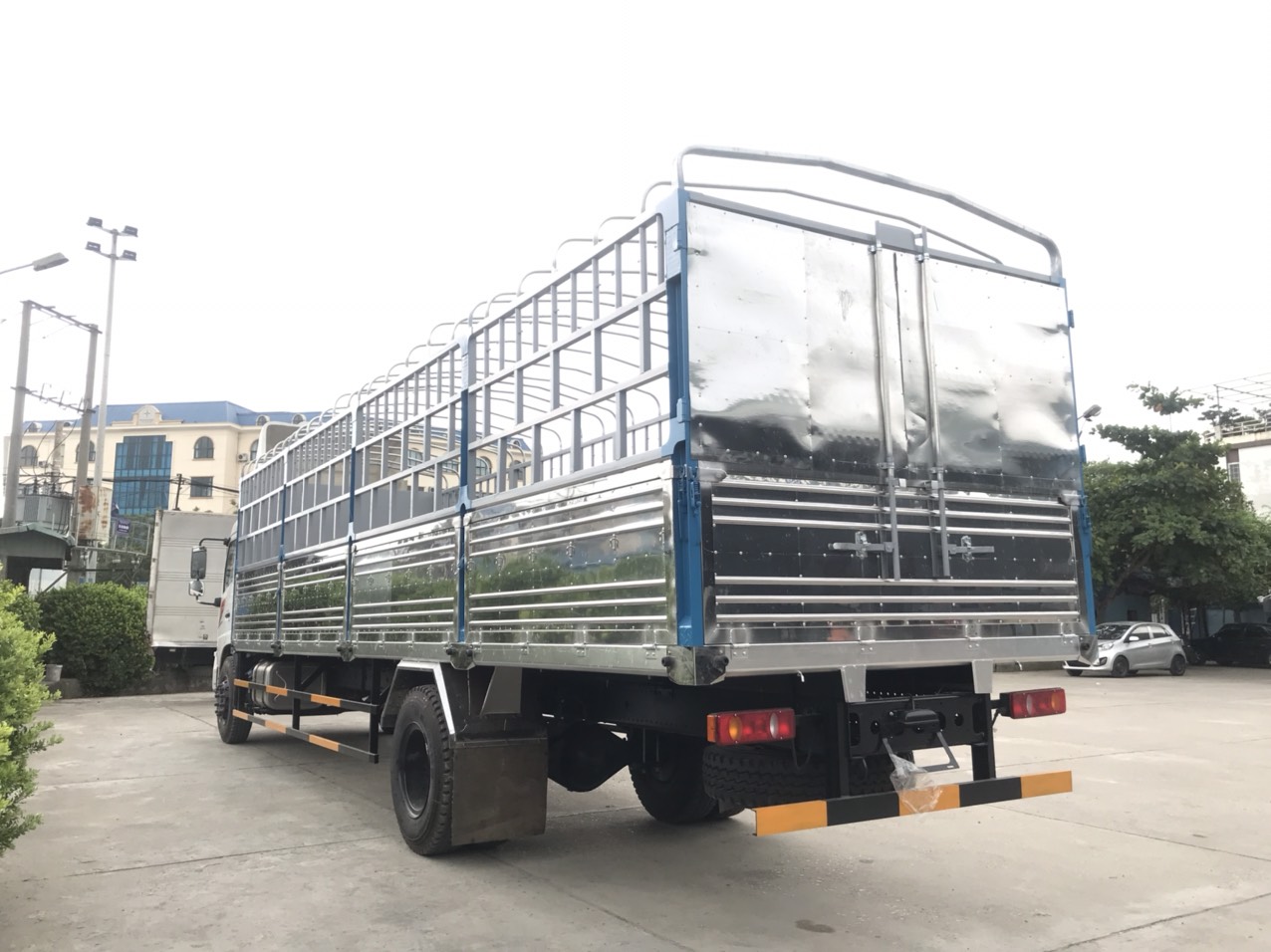 Xe tải thùng 8,3 tấn thùng dài 9,5 mét Dongfeng Hoàng Huy