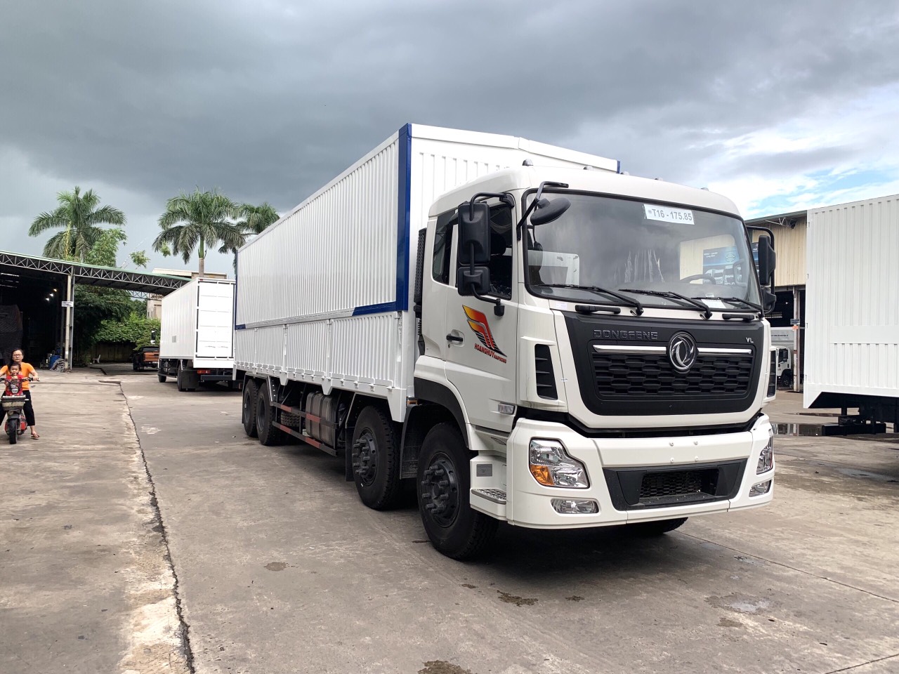XE TẢI 4 CHÂN DONGFENG THÙNG KÍN CÁNH DƠI