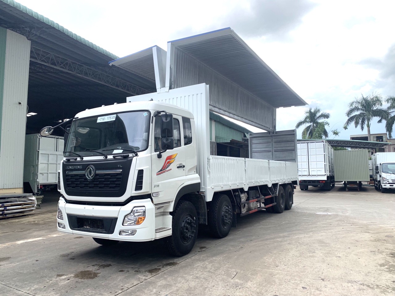 XE TẢI 4 CHÂN DONGFENG THÙNG KÍN CÁNH DƠI