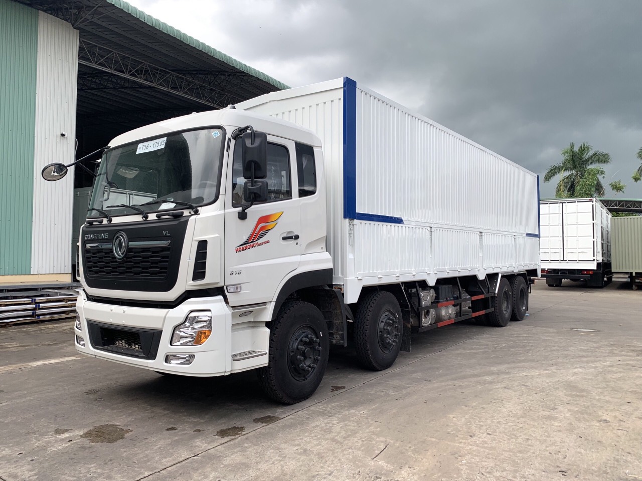 XE TẢI 4 CHÂN DONGFENG THÙNG KÍN CÁNH DƠI