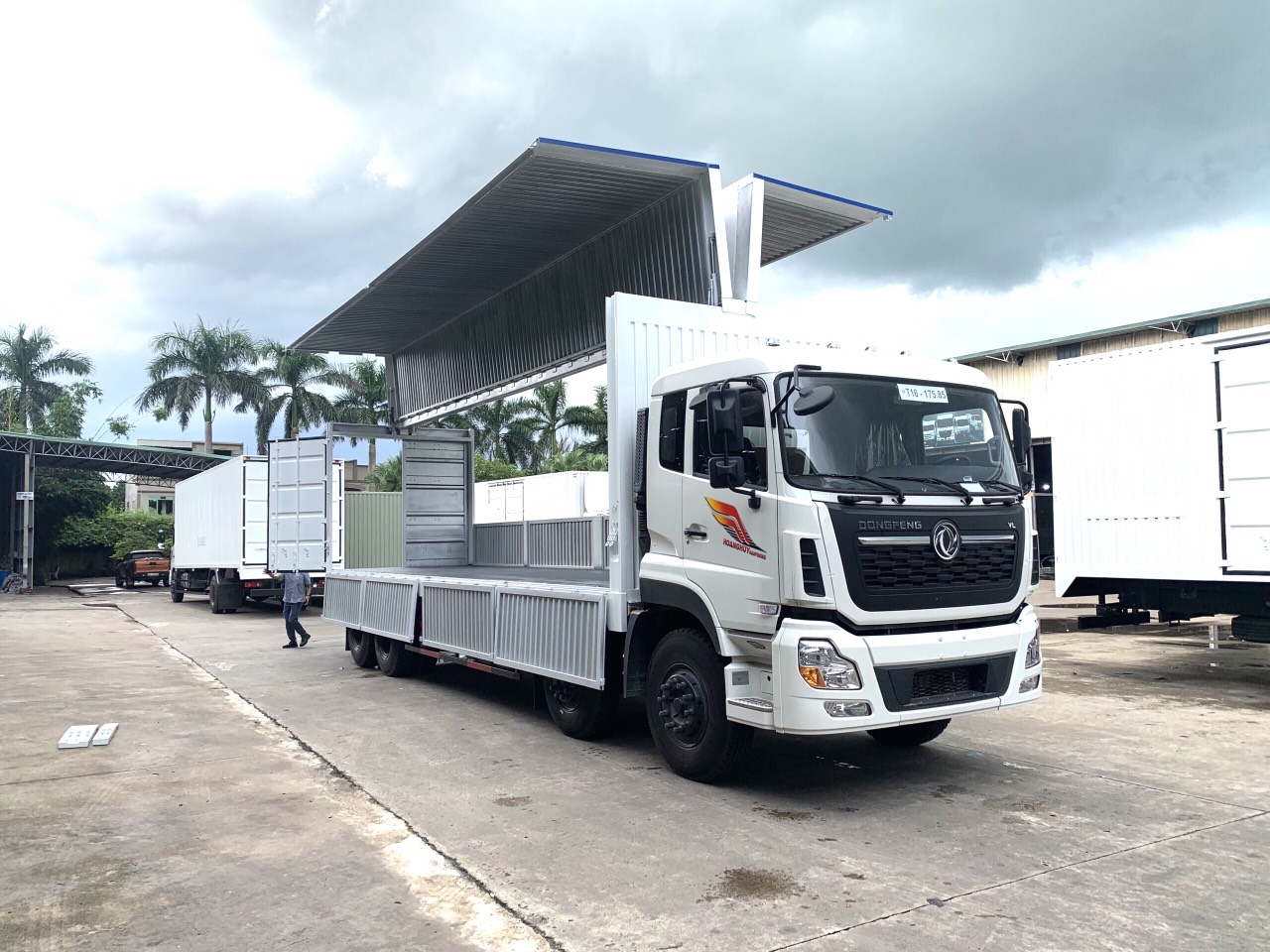 XE TẢI 4 CHÂN DONGFENG THÙNG KÍN CÁNH DƠI
